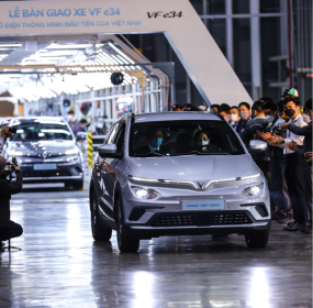 VinFast bàn giao những chiếc VF e34 - ô tô điện thông minh đầu tiên của Việt Nam tới khách hàng.